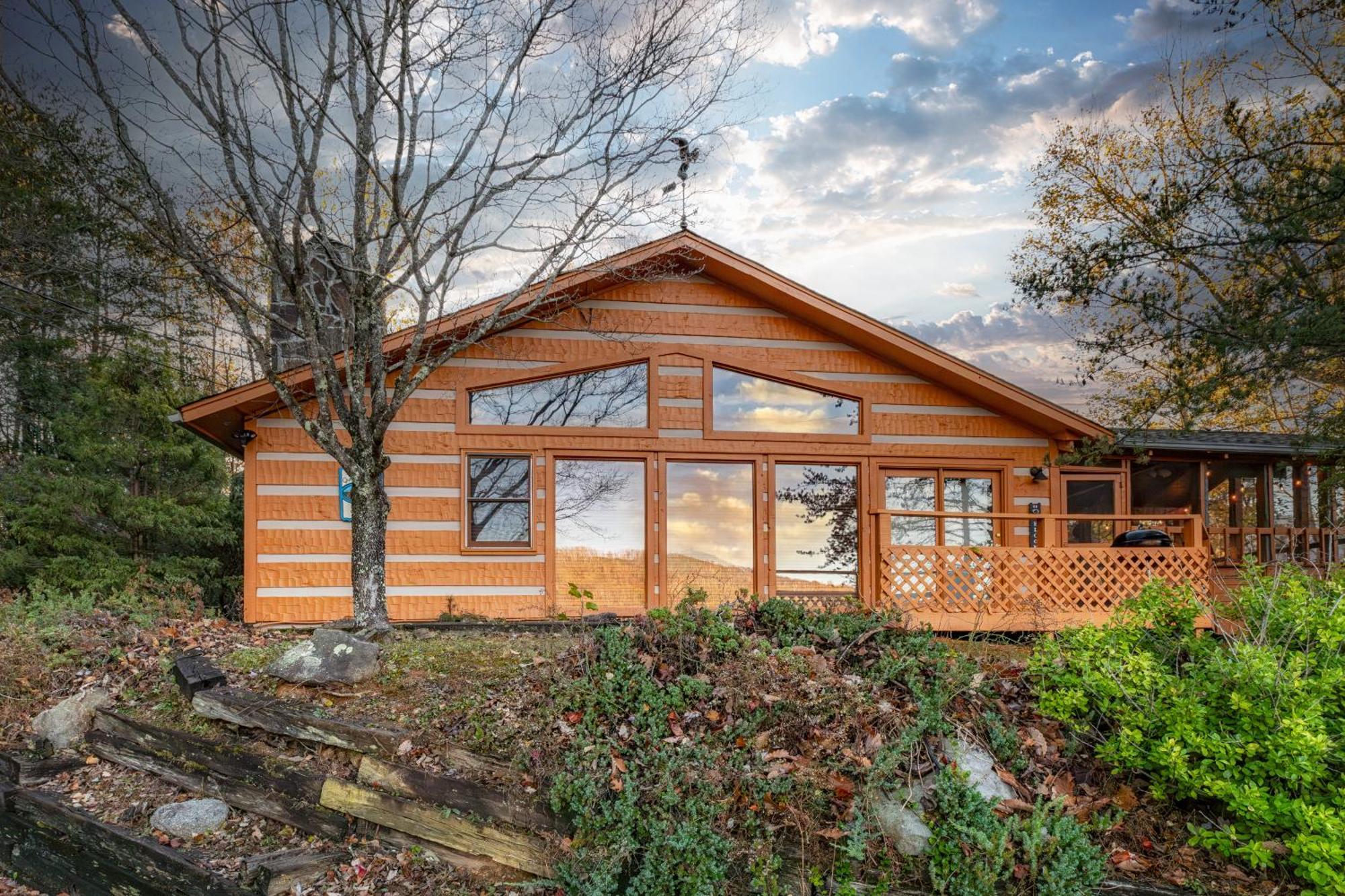 Real Log Cabin With Amazing Views, Hot Tub, Sauna, Games Гатлинбург Экстерьер фото